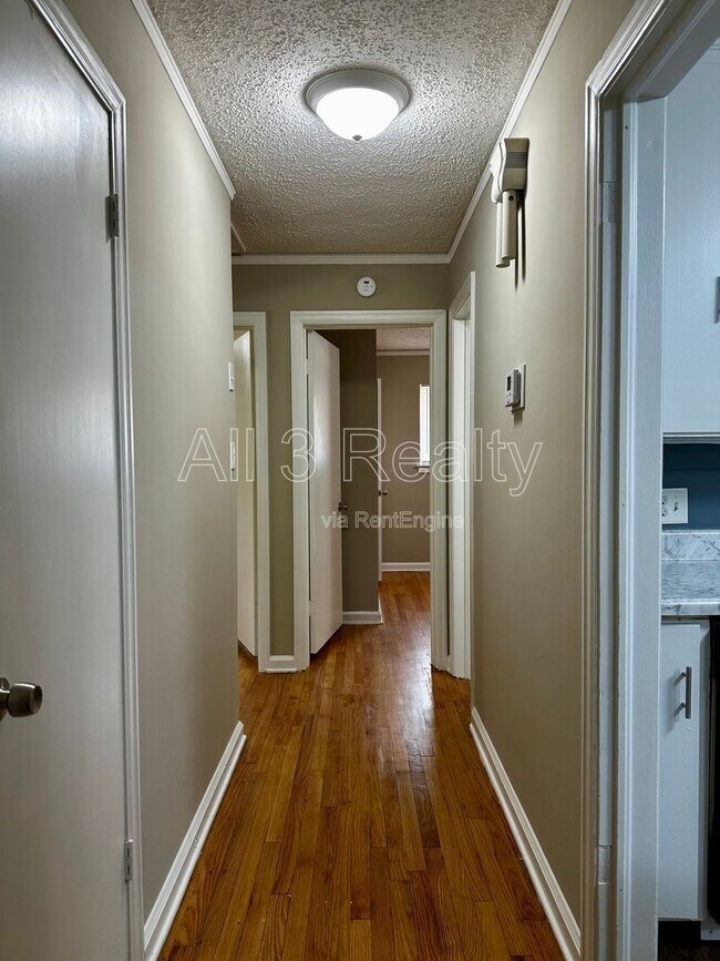 Building Photo - 1009 Rosedale Dr