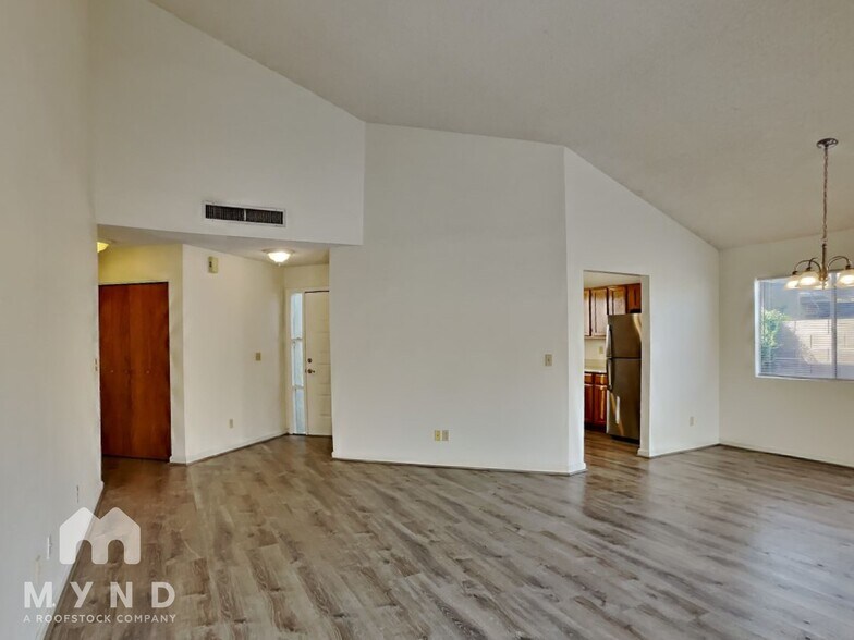 Building Photo - 9288 N Yorkshire Ct