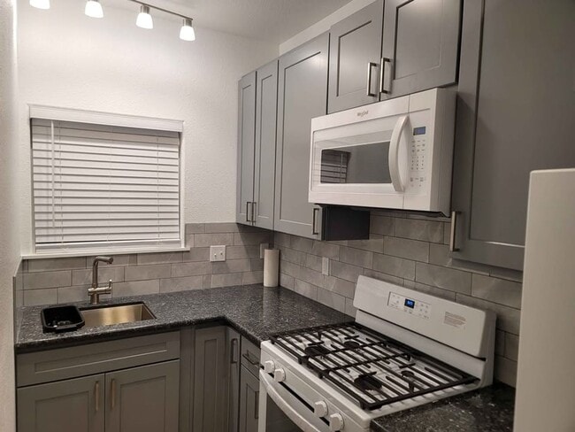 Building Photo - Newer Furnished Northwest ADU