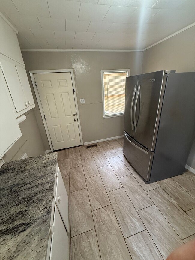 Building Photo - 2/1 in heart of Lubbock!