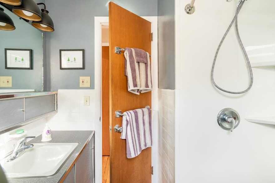 Building Photo - 2346 Pine St