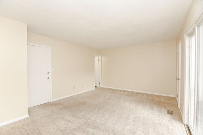 Building Photo - Spacious Townhome Move in Ready!!