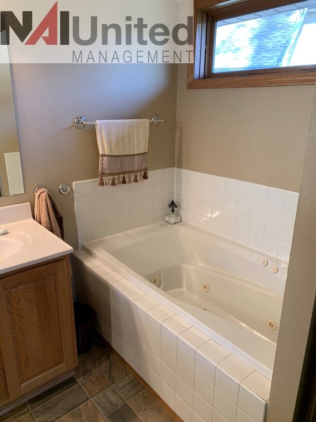 Building Photo - House for Rent 3 BR, 2 bath house, main floor laundry, 2 fireplaces, attached garage, Dakota Dunes
