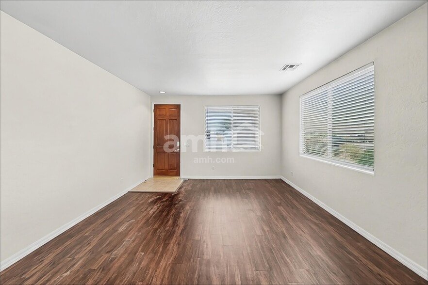 Building Photo - 14493 W Weldon Ave