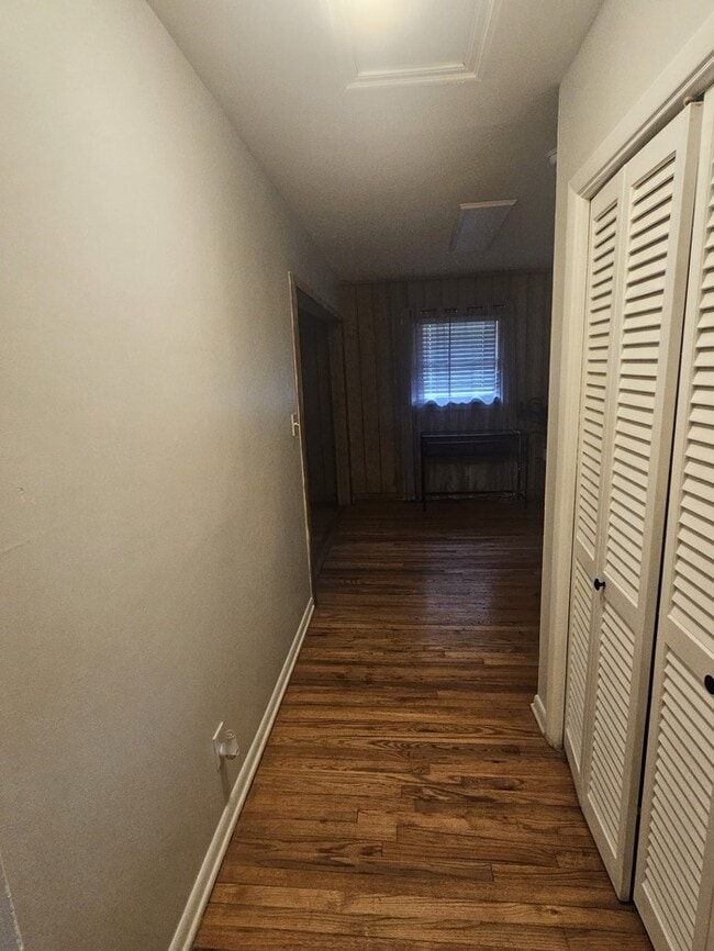 Building Photo - FURNISH, 3 Bedroom 3 Bath Brick Ranch Home