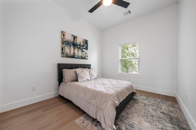 Building Photo - 6815 Paris St