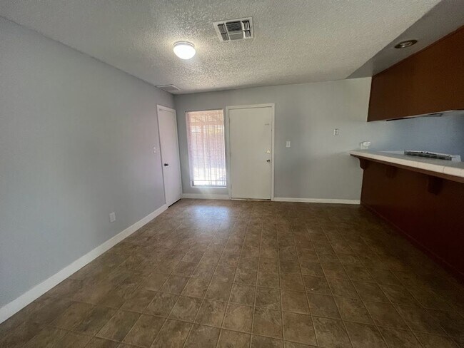 Building Photo - 4416 Parkwood Ct 93309