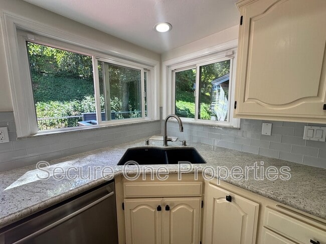 Building Photo - 4671 Club View Dr