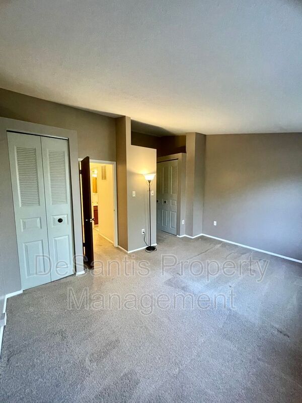 Building Photo - 925 Elm Ct