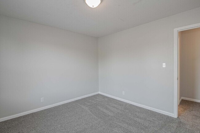 Building Photo - 809 Golf View Pl