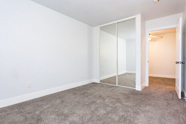Building Photo - Cozy Condo in Gated Community!