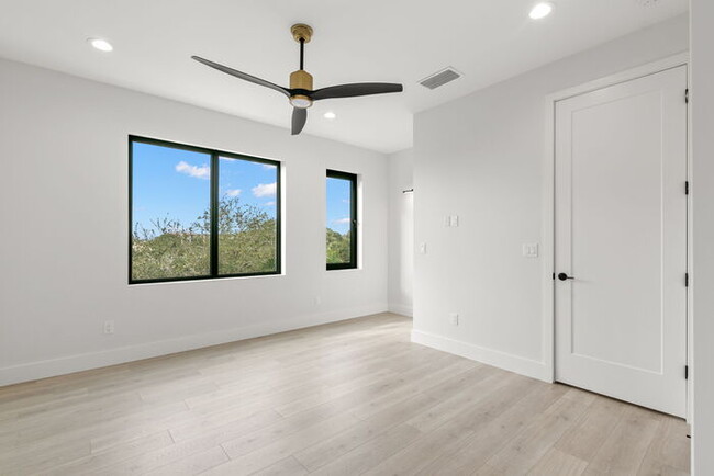 Building Photo - LIKE NEW Luxury Townhome For Rent in Tampa...