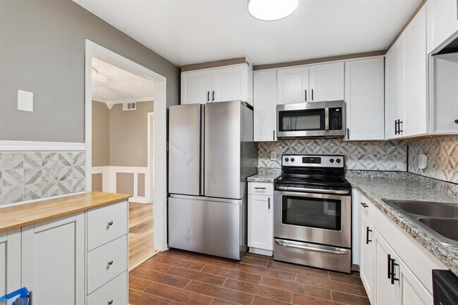 Building Photo - End-Unit 3BR Townhome Courthouse Green Near Fort Eustis