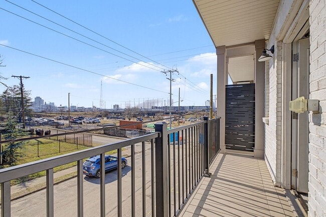 Building Photo - Modern Living in Downtown Nashville!