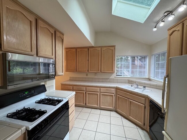 Building Photo - Wonderful 3 bedroom Tri-level townhome wit...