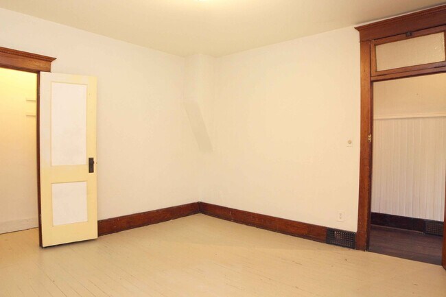 Building Photo - 637 Mathews St