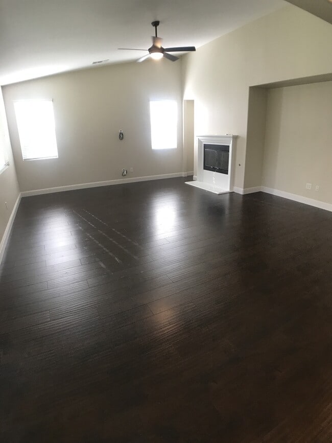Building Photo - Gorgeous NW Home 4 Bed/3 Bath $2,800 Depos...