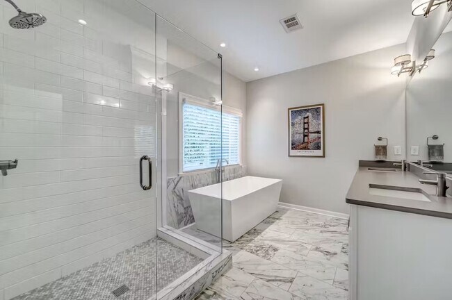 Building Photo - 739 Saint Charles Ave NE