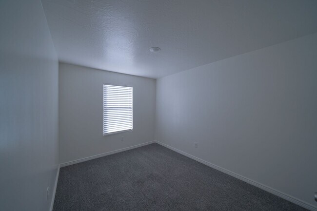 Building Photo - Spacious Townhome for Rent – Prime Location!