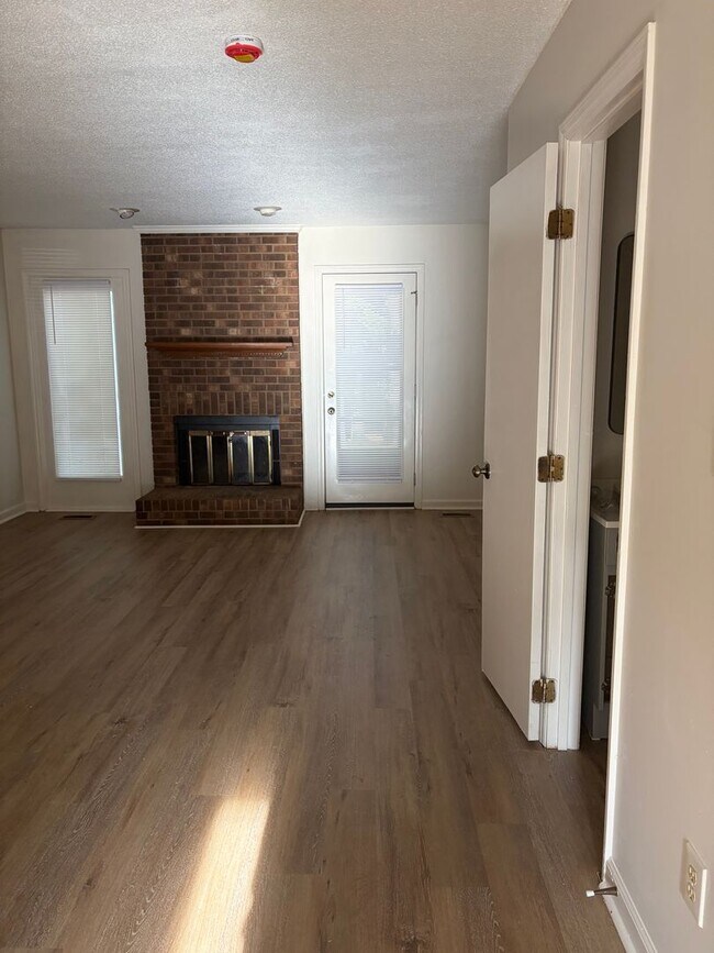 Building Photo - 6901 Glendower Rd