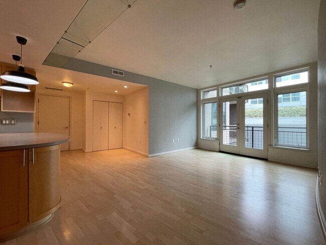 Building Photo - Fantastic Condo in NW Portland with Washer...