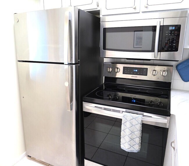 Building Photo - 2929 SE Ocean Blvd