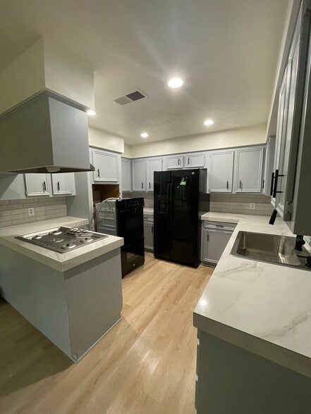 Building Photo - 1111 Irish Dr