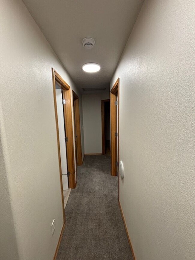 Building Photo - 3 Bedroom 2.5 Bath Newberg OR