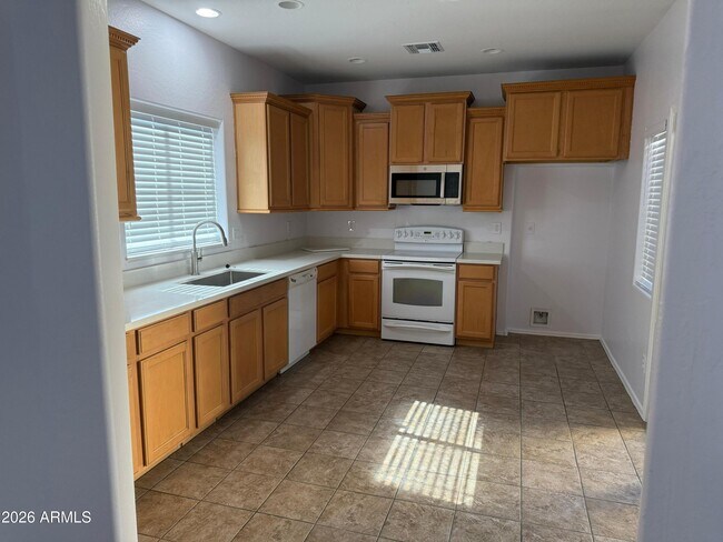 Building Photo - 4752 E Laurel Ave