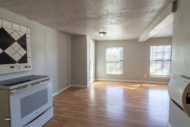 Building Photo - 2202 Monroe St