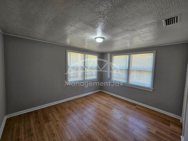 Building Photo - 2040 W 15th St