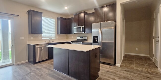 Building Photo - 640 Vickie Ln N