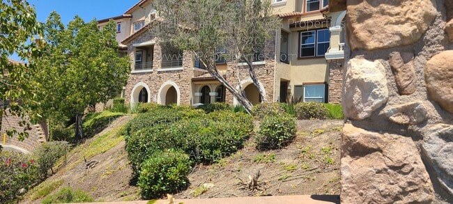 Building Photo - 2008 Montilla St