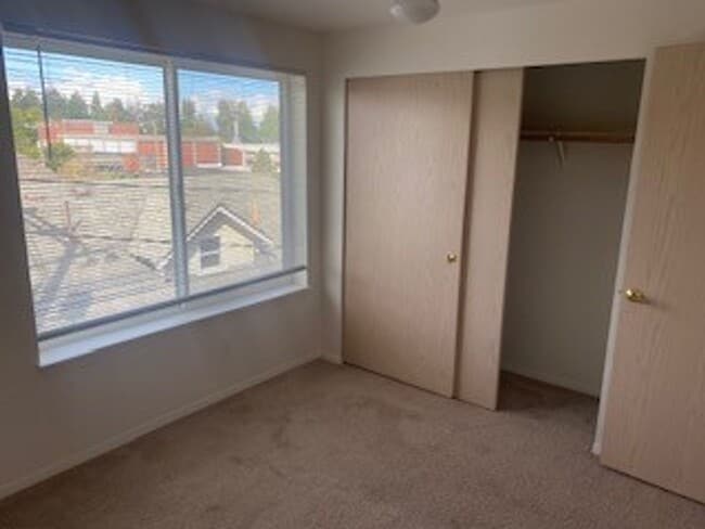 Building Photo - Queen Anne west facing 1 Bedroom patio secure building and garage