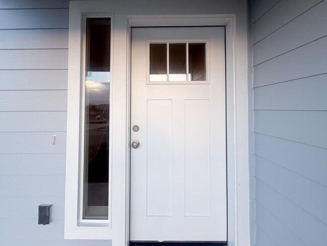 Building Photo - 505-507 NW Hillcrest Dr