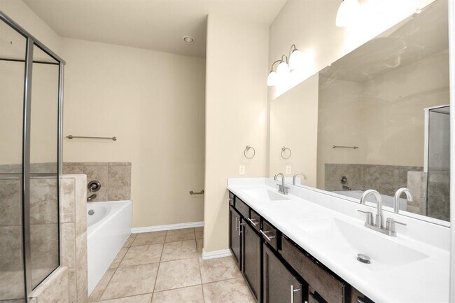 Building Photo - 2439 Dark Elm Dr