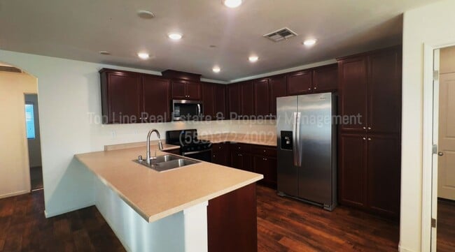 Building Photo - Newer home in desirable part of Visalia!!