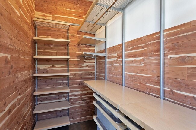Building Photo - Available 2 Bedroom Unit In The Elmwood!