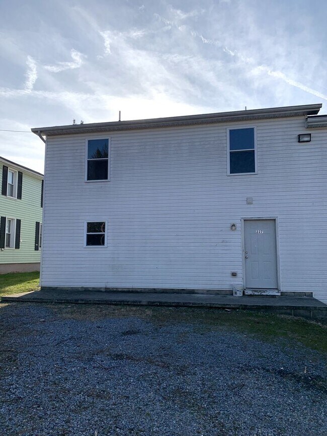 Building Photo - PERFECT COLLEGE RENTAL ONLY A HALF MILE FR...