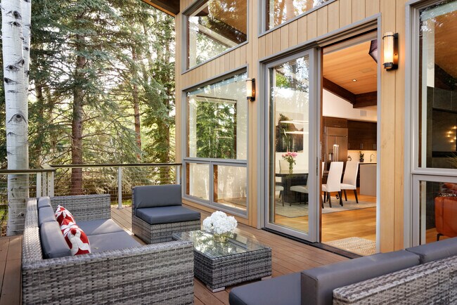 Building Photo - 745 Castle Creek Dr