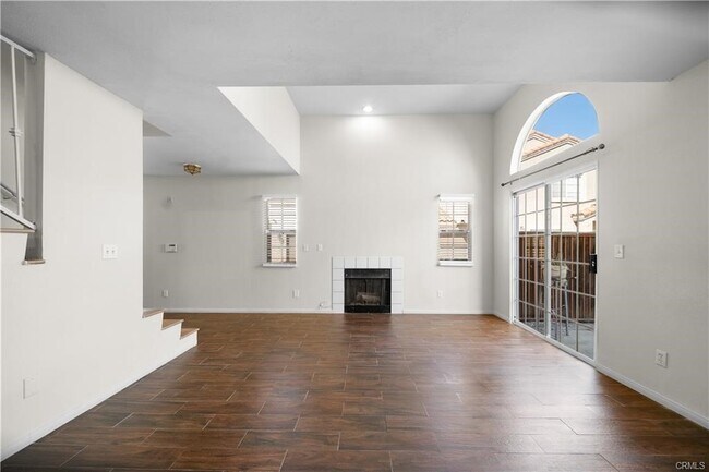 Building Photo - 1081 E Grand Ave