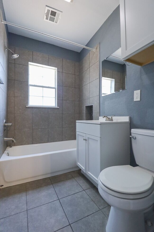 Building Photo - 353 S Zunis Ave