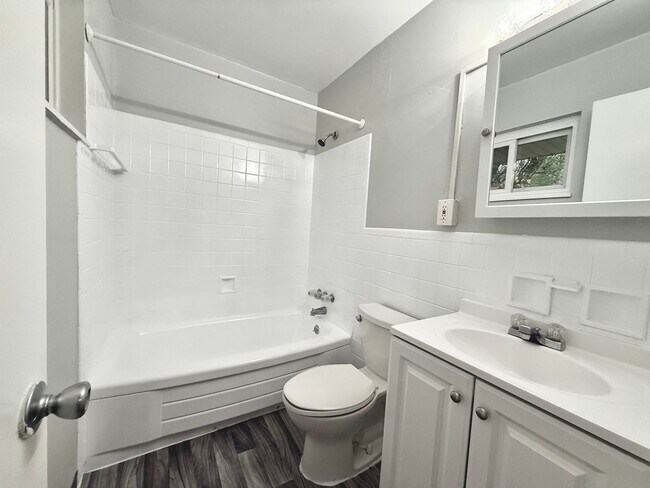 Building Photo - 3 bed 2 bath Great Neighborhood!!