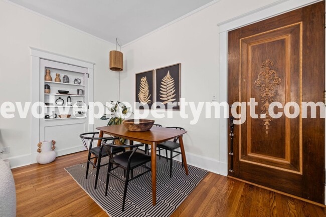 Building Photo - Charming 2 bedroom midtown unit.
