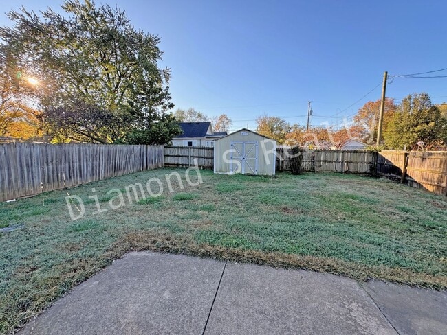 Building Photo - 3 Bedroom Home Located in Established Neighborhood!