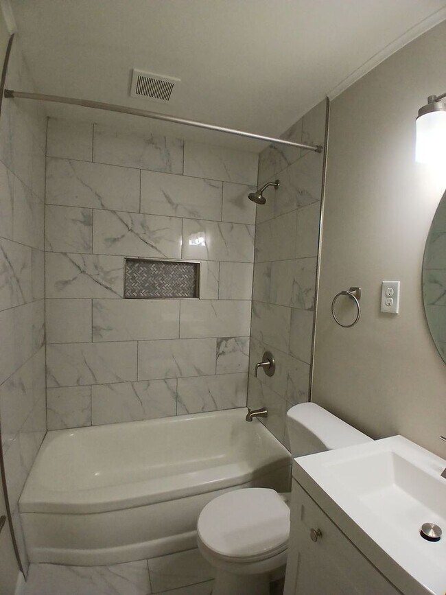 Building Photo - Beautifully Renovated 2 bedroom apartment ...