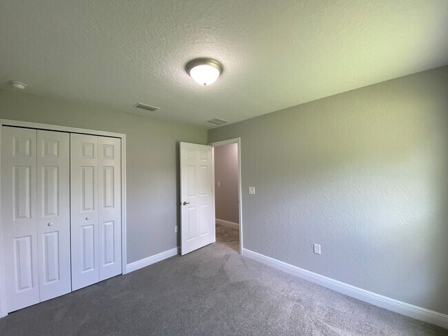 Building Photo - Desirable SW Ocala Neighborhood 4/2/2