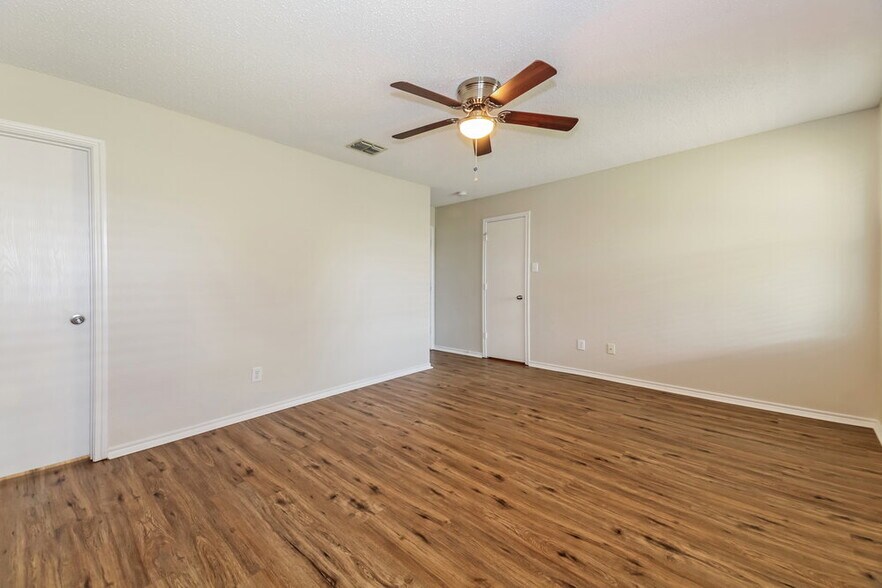 Building Photo - 16528 Woodside Dr