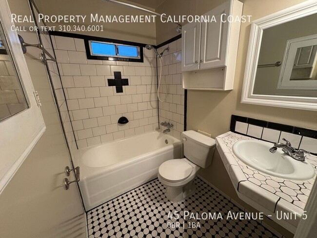 Building Photo - Spacious Venice Beach Studio Apartment w/f...