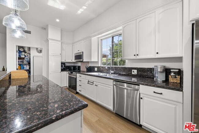 Building Photo - 5656 Penfield Ave